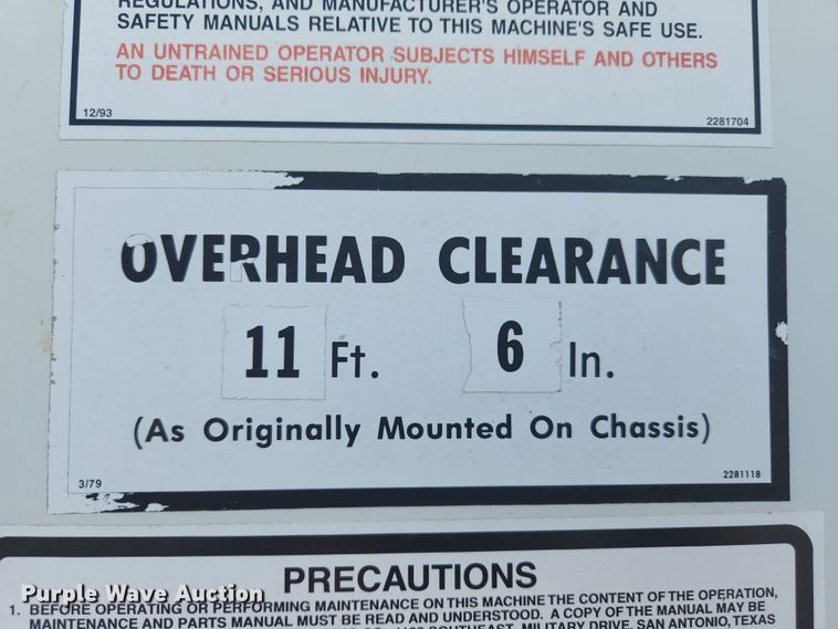 image for item MK9268 2004 International 4400  refuse truck