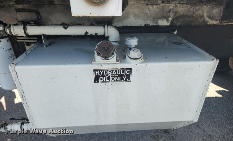 image for item MK9268 2004 International 4400  refuse truck