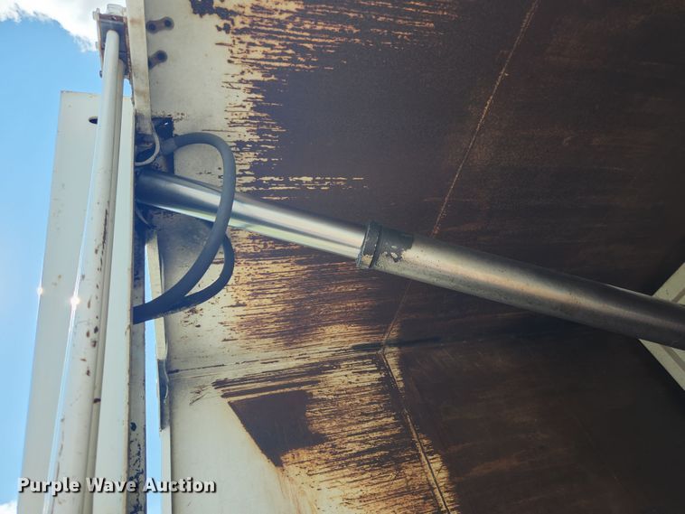 image for item MK9268 2004 International 4400  refuse truck