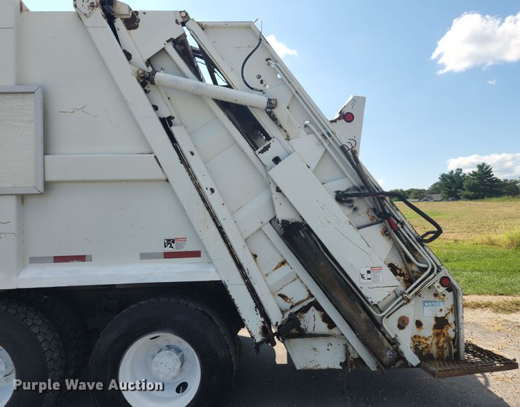 image for item MK9268 2004 International 4400  refuse truck