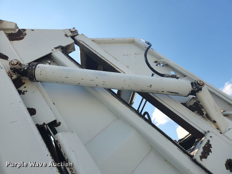 image for item MK9268 2004 International 4400  refuse truck