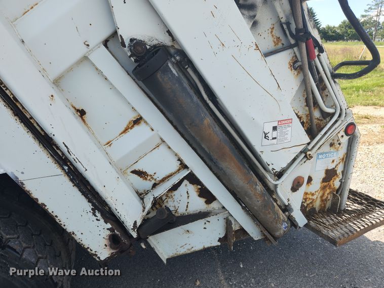 image for item MK9268 2004 International 4400  refuse truck