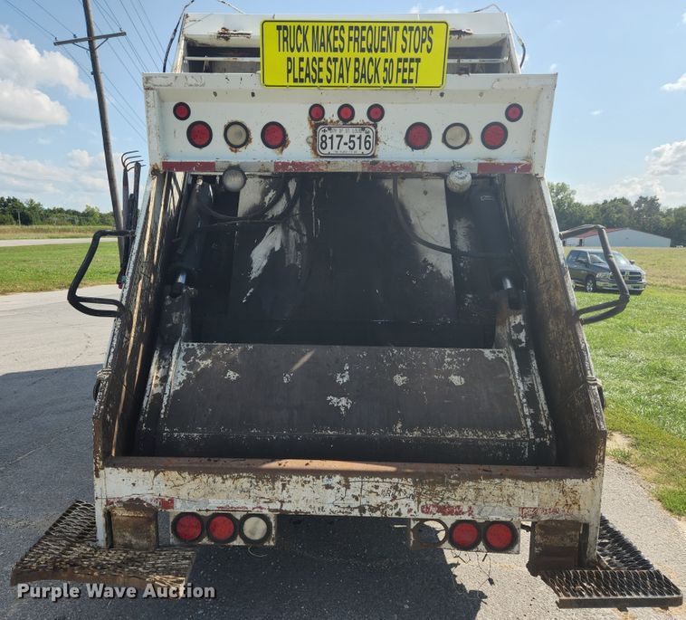 image for item MK9268 2004 International 4400  refuse truck