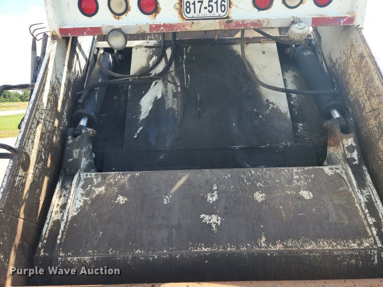 image for item MK9268 2004 International 4400  refuse truck