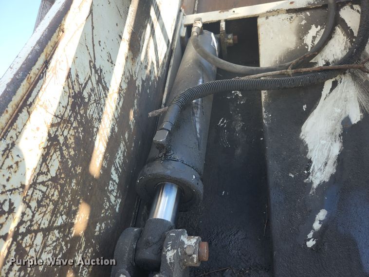 image for item MK9268 2004 International 4400  refuse truck