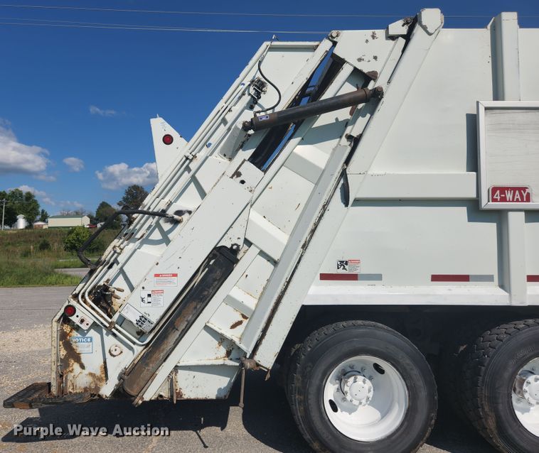 image for item MK9268 2004 International 4400  refuse truck