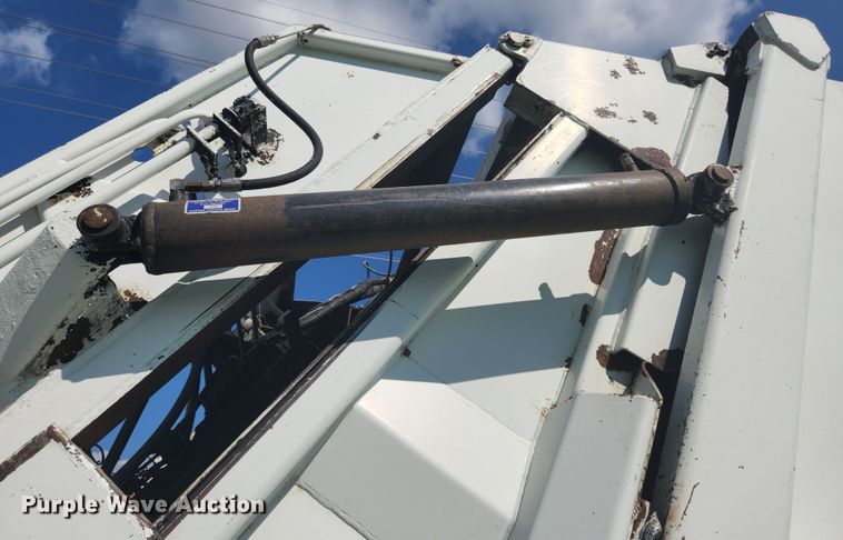 image for item MK9268 2004 International 4400  refuse truck