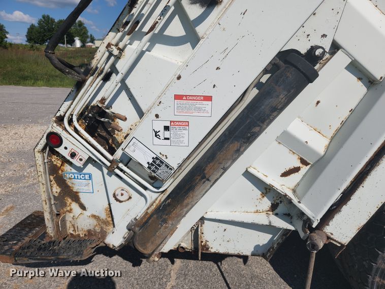 image for item MK9268 2004 International 4400  refuse truck