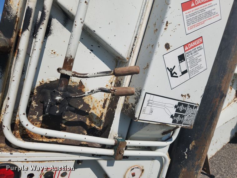 image for item MK9268 2004 International 4400  refuse truck