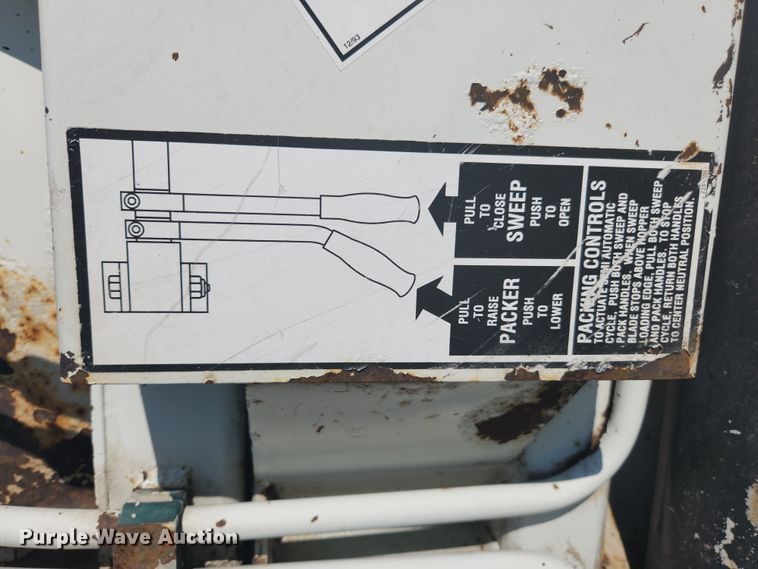 image for item MK9268 2004 International 4400  refuse truck