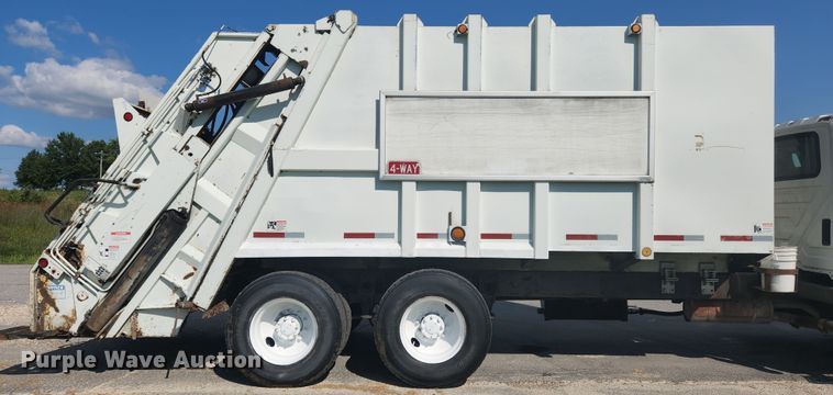 image for item MK9268 2004 International 4400  refuse truck