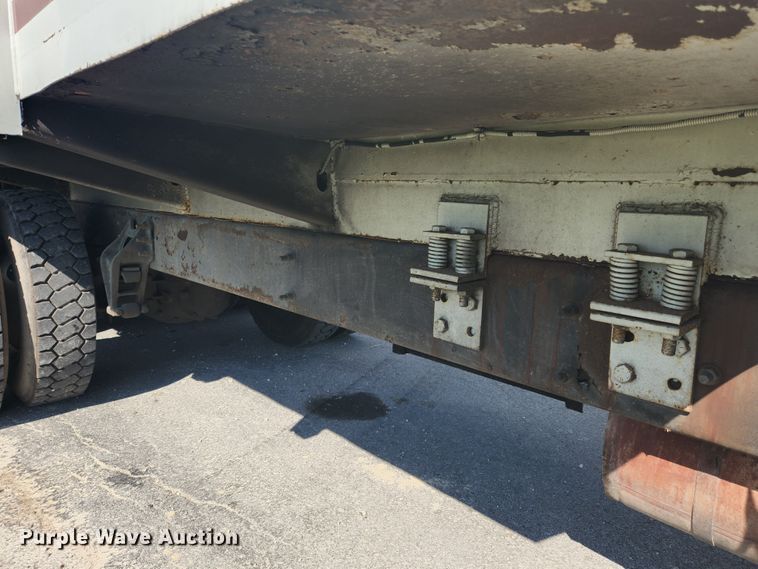 image for item MK9268 2004 International 4400  refuse truck