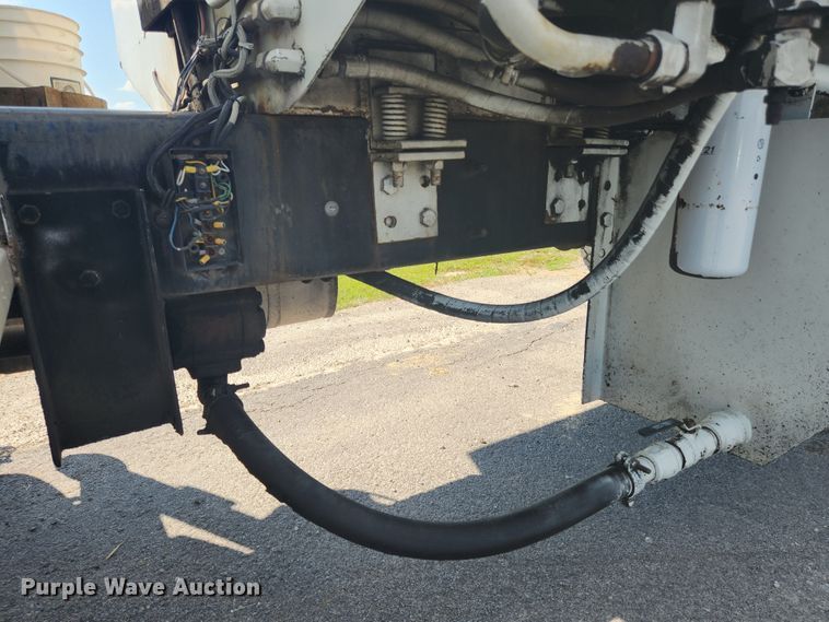 image for item MK9268 2004 International 4400  refuse truck