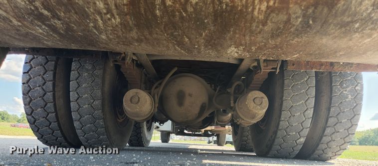 image for item MK9268 2004 International 4400  refuse truck