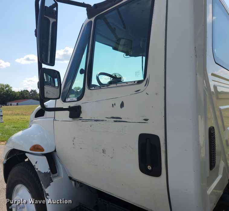 image for item MK9268 2004 International 4400  refuse truck