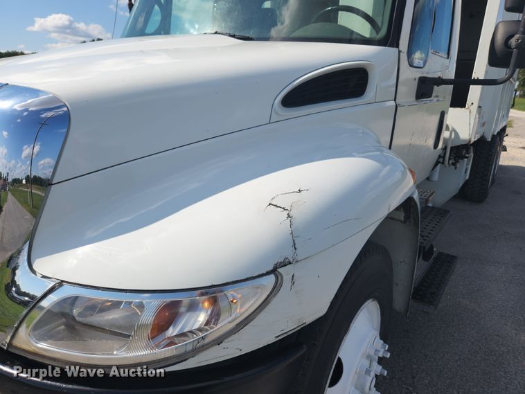 image for item MK9268 2004 International 4400  refuse truck