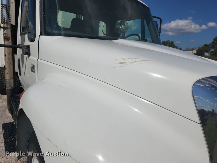 image for item MK9268 2004 International 4400  refuse truck