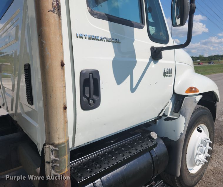 image for item MK9268 2004 International 4400  refuse truck