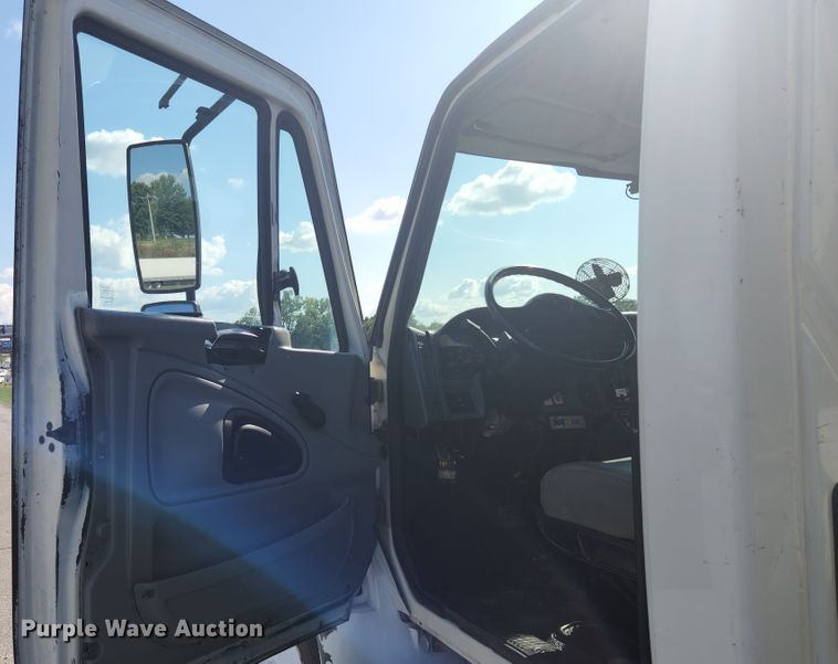 image for item MK9268 2004 International 4400  refuse truck