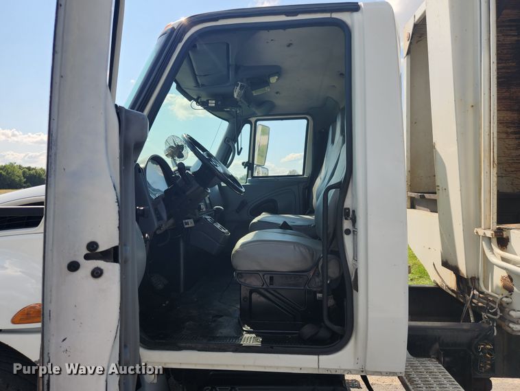 image for item MK9268 2004 International 4400  refuse truck