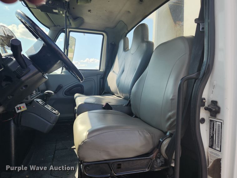 image for item MK9268 2004 International 4400  refuse truck