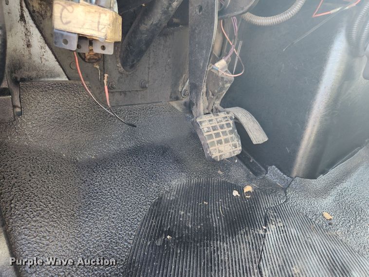 image for item MK9268 2004 International 4400  refuse truck