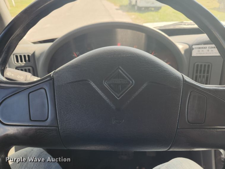 image for item MK9268 2004 International 4400  refuse truck