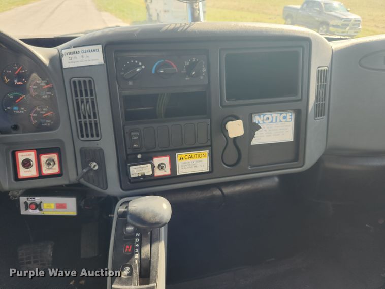 image for item MK9268 2004 International 4400  refuse truck