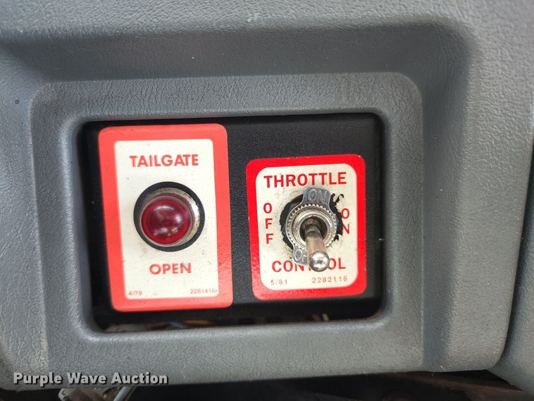 image for item MK9268 2004 International 4400  refuse truck