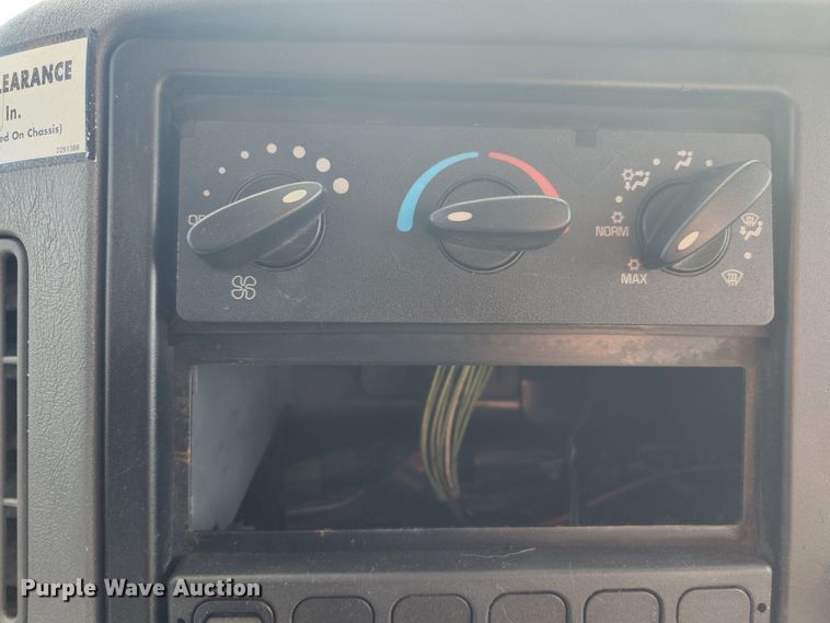 image for item MK9268 2004 International 4400  refuse truck