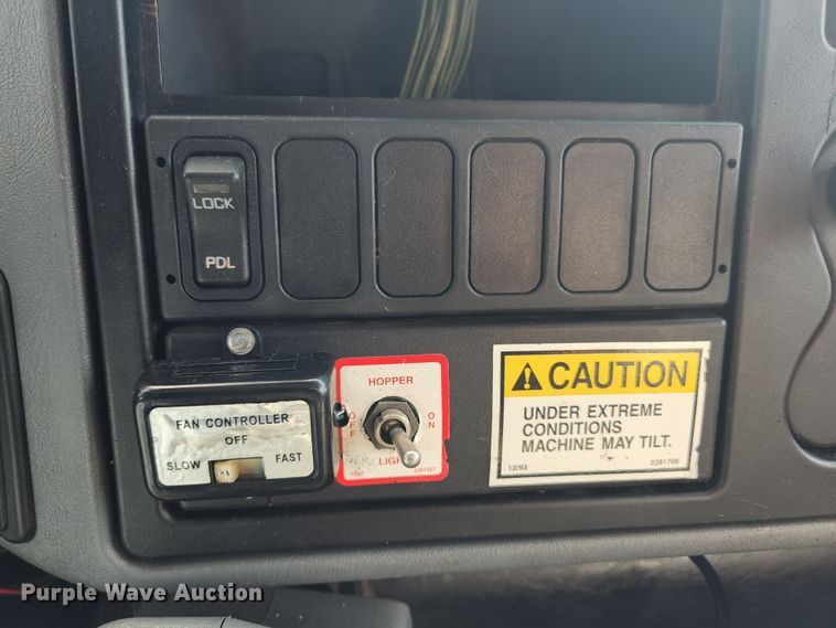 image for item MK9268 2004 International 4400  refuse truck