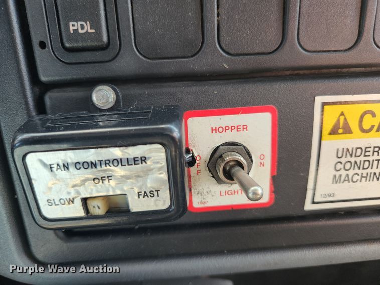 image for item MK9268 2004 International 4400  refuse truck