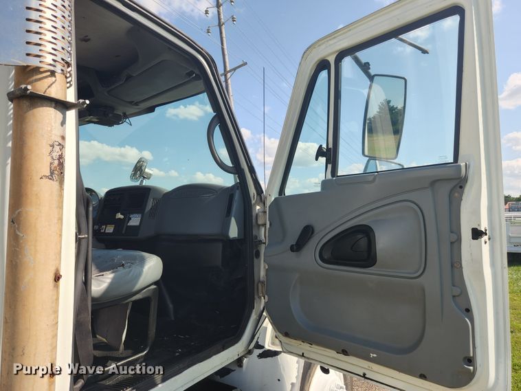 image for item MK9268 2004 International 4400  refuse truck