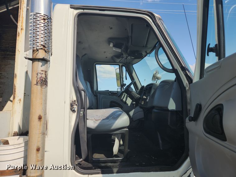 image for item MK9268 2004 International 4400  refuse truck