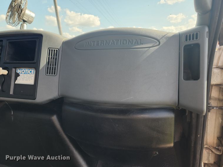 image for item MK9268 2004 International 4400  refuse truck