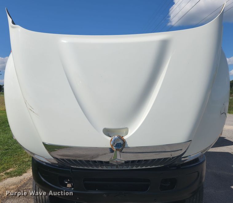 image for item MK9268 2004 International 4400  refuse truck