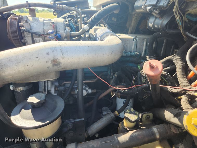 image for item MK9268 2004 International 4400  refuse truck