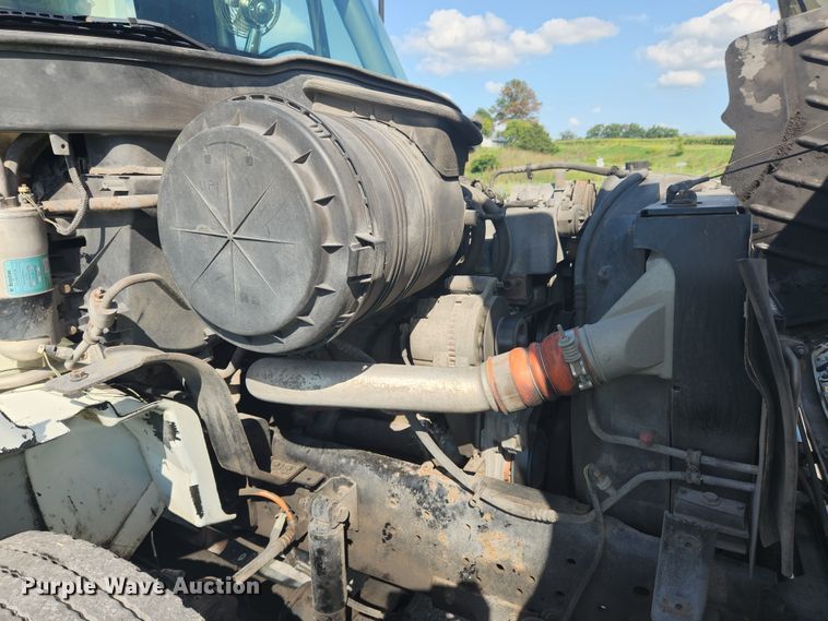 image for item MK9268 2004 International 4400  refuse truck