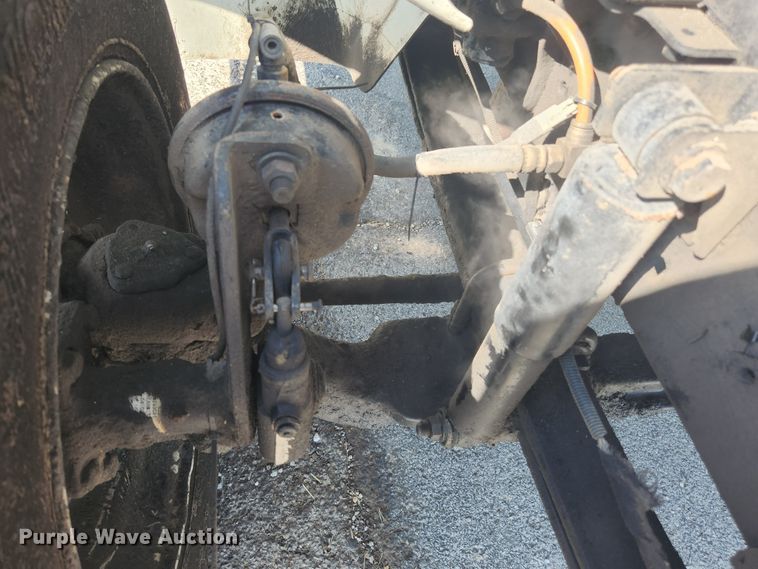 image for item MK9268 2004 International 4400  refuse truck