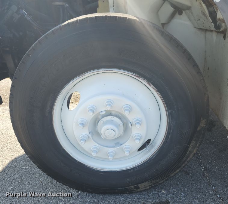 image for item MK9268 2004 International 4400  refuse truck