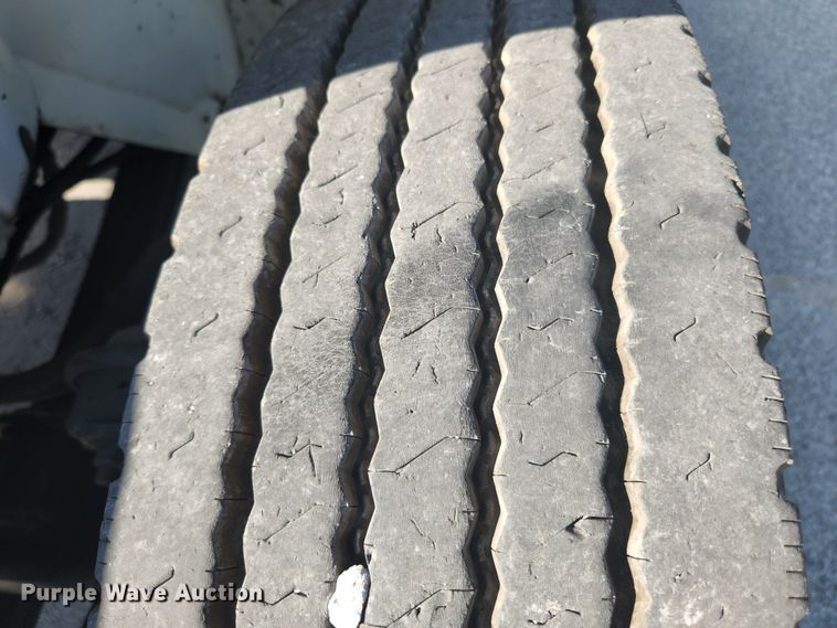 image for item MK9268 2004 International 4400  refuse truck