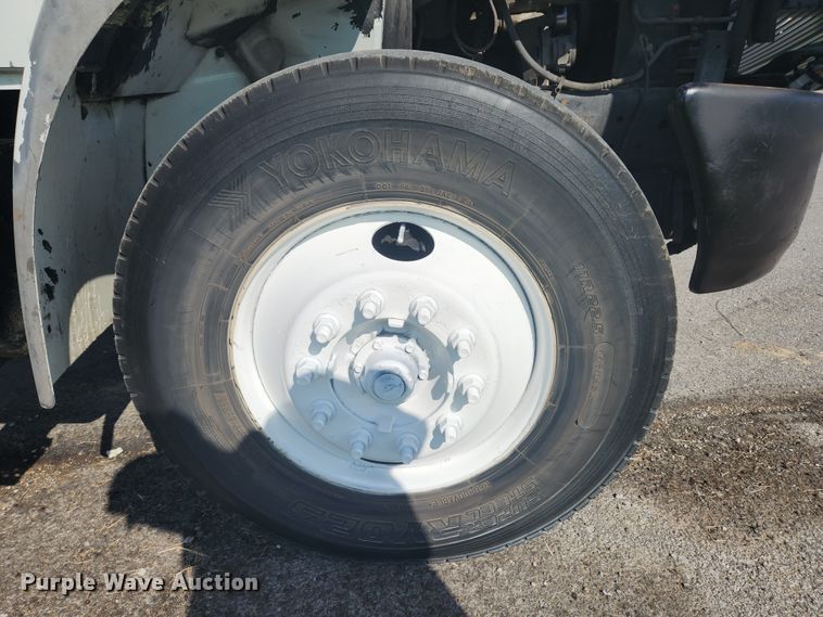 image for item MK9268 2004 International 4400  refuse truck