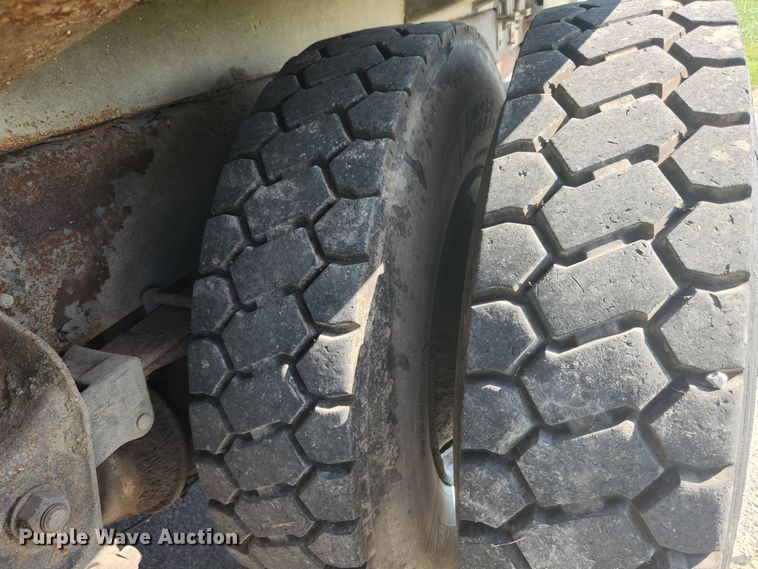 image for item MK9268 2004 International 4400  refuse truck