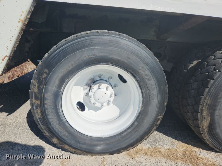 image for item MK9268 2004 International 4400  refuse truck