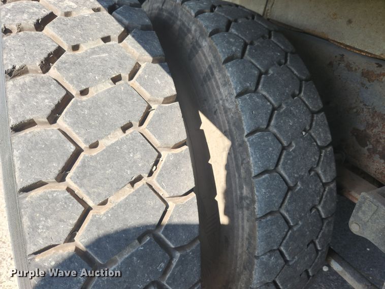 image for item MK9268 2004 International 4400  refuse truck