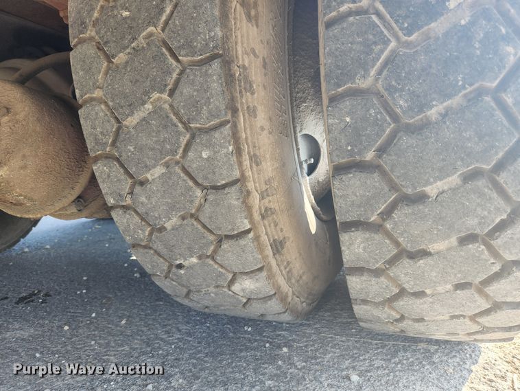 image for item MK9268 2004 International 4400  refuse truck