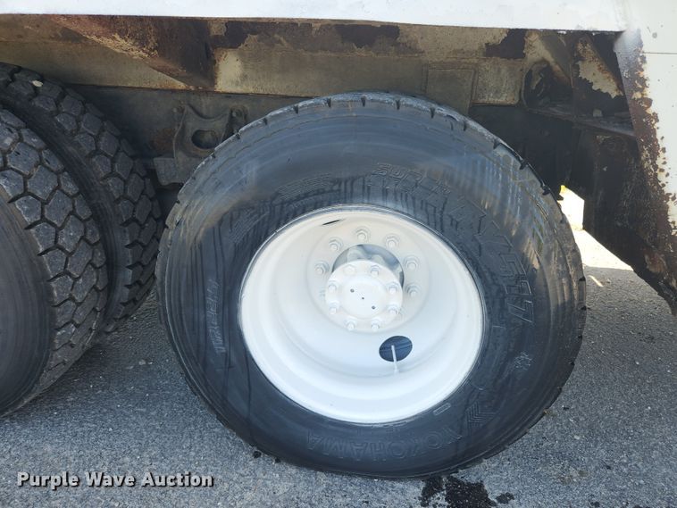 image for item MK9268 2004 International 4400  refuse truck