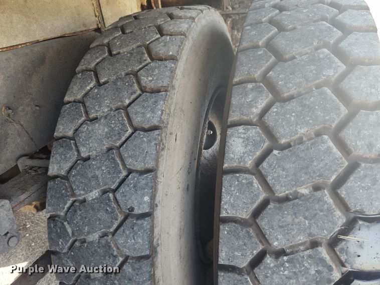 image for item MK9268 2004 International 4400  refuse truck