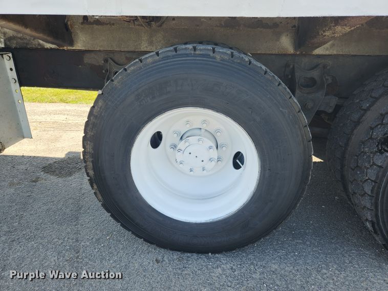 image for item MK9268 2004 International 4400  refuse truck