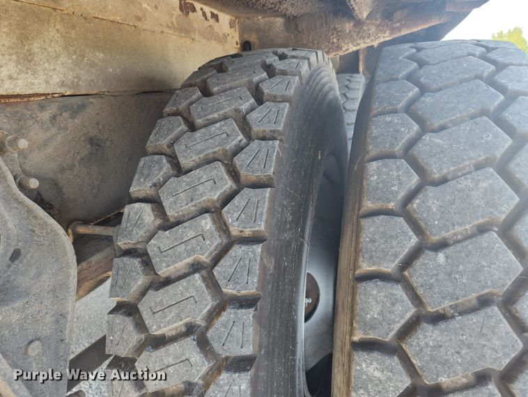 image for item MK9268 2004 International 4400  refuse truck